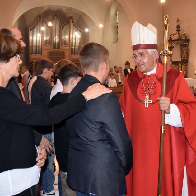 Weihbischof Franz Josef Gebert spendet in St. Albanus/Thalexweiler 57 Jugendlichen das Sakrament der Firmung.