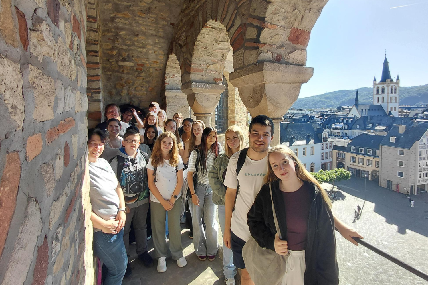 Die Firmgruppe auf der Westgalerie des Doms mit Blick in die Innenstadt
