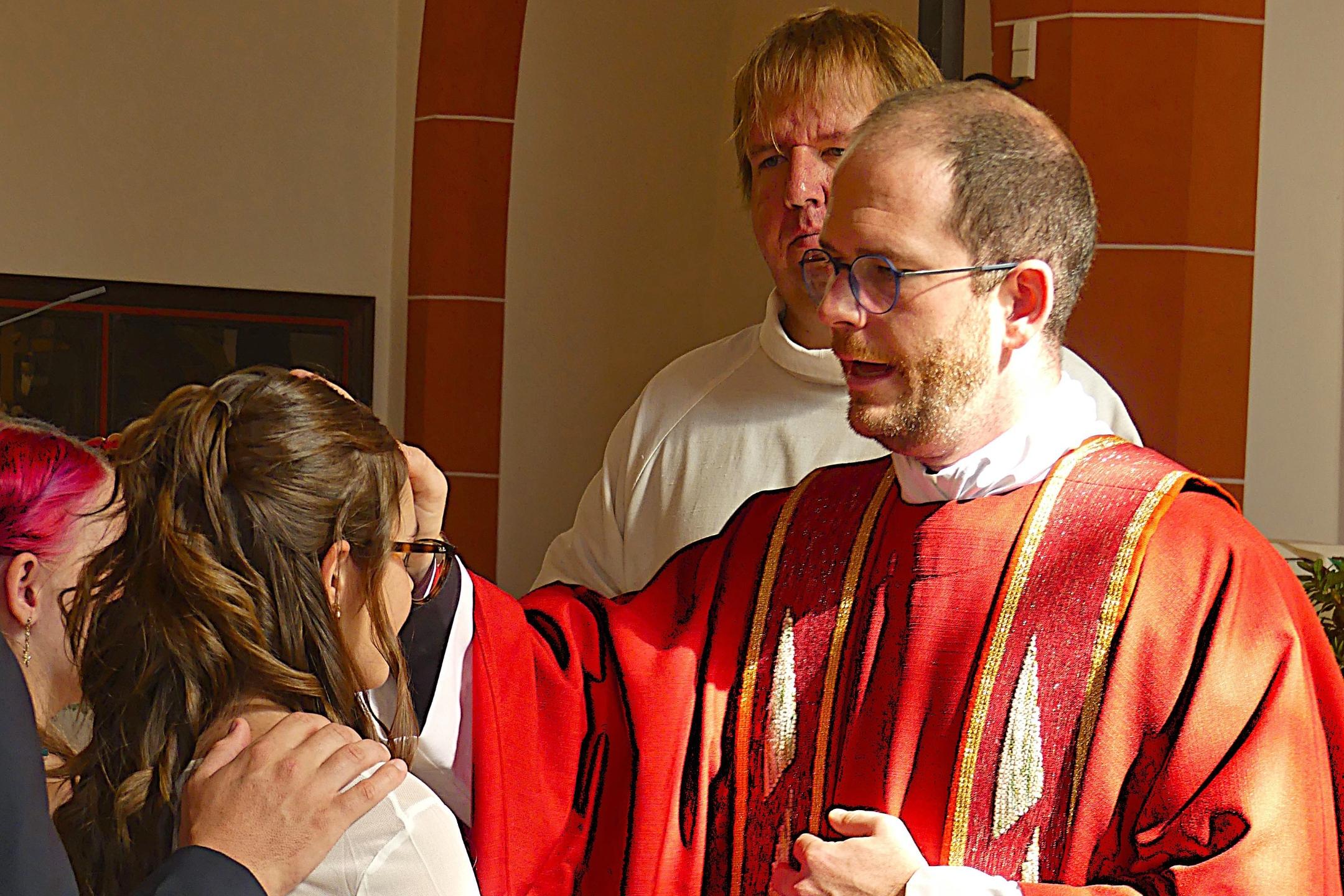 Jugendpfarrer Thomas Hufschmidt spendete 50 Jugendlichen im Pastoralen Raum Idar-Oberstein das Sakrament der FIrmung.